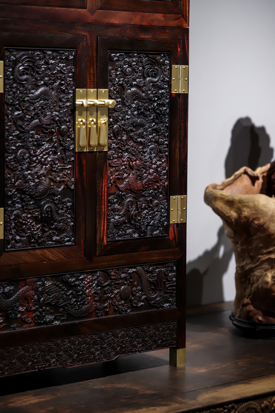 大红酸枝祥龙顶箱柜