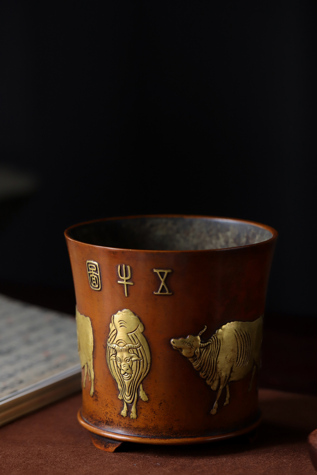 铜五牛图笔筒
