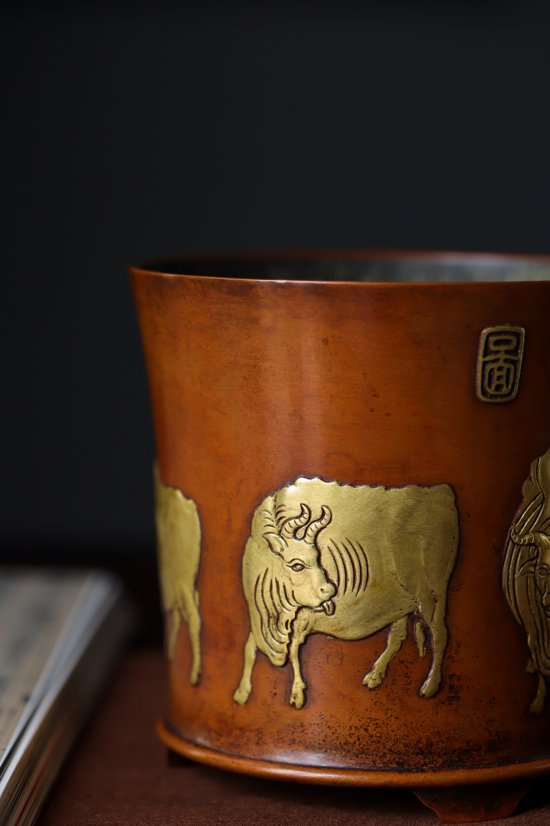 铜五牛图笔筒