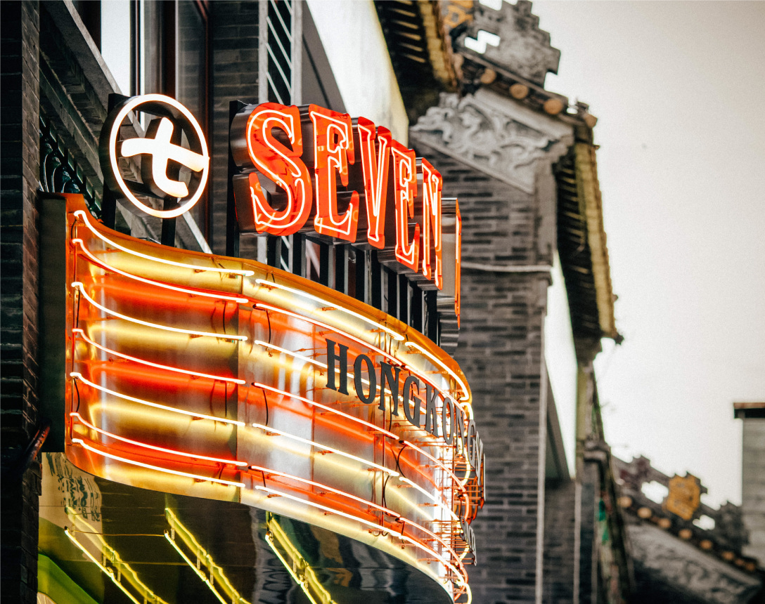 通过差异化的设计,美式复古的门头造型结合橙色,黄霓虹灯凸显品牌