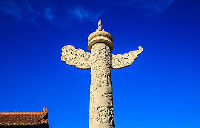 天安门前华表如今最完美的龙的形象,应当是天安门前华表柱上的蟠龙,它