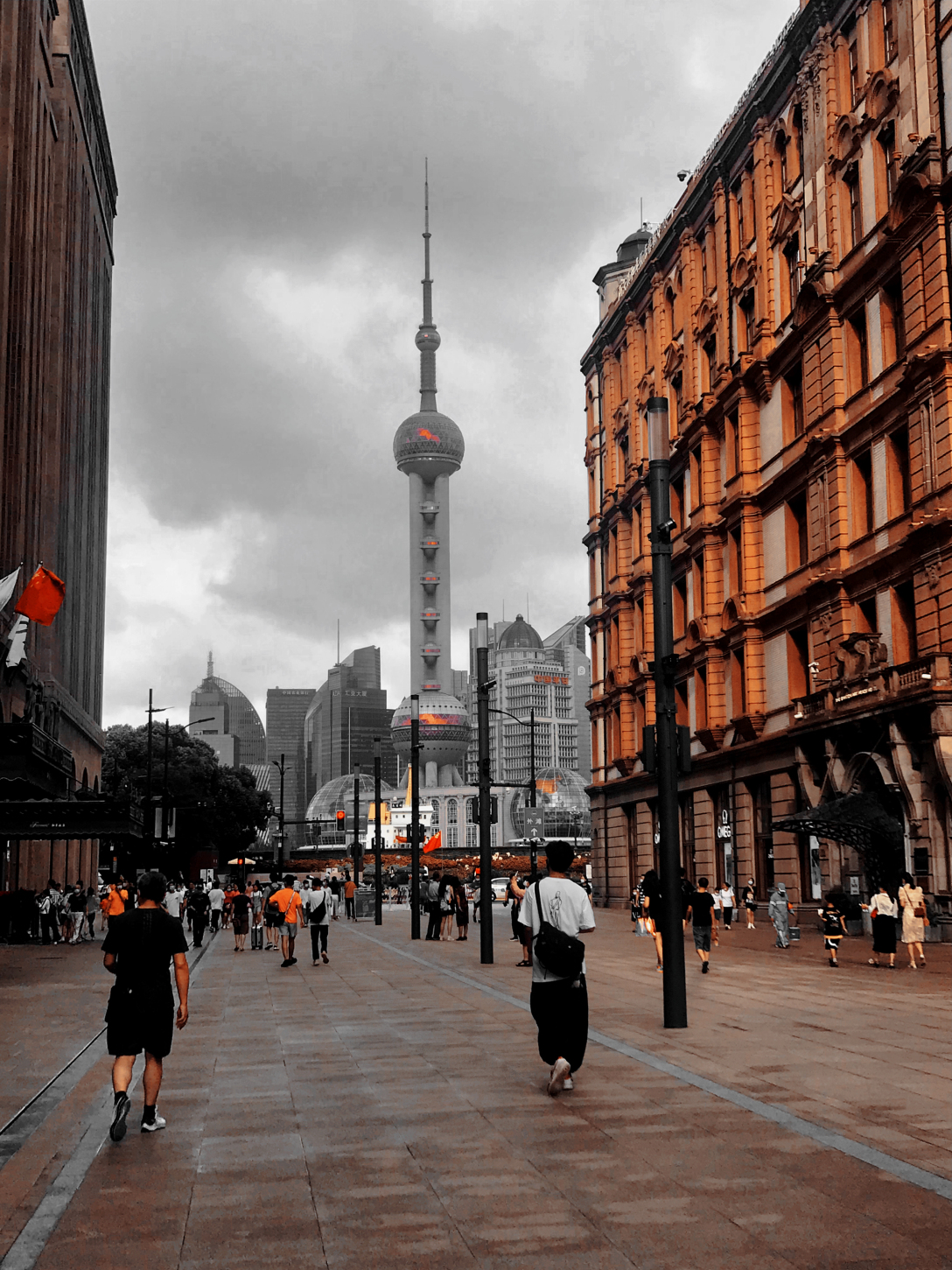 雨后的上海魔都南京步行街