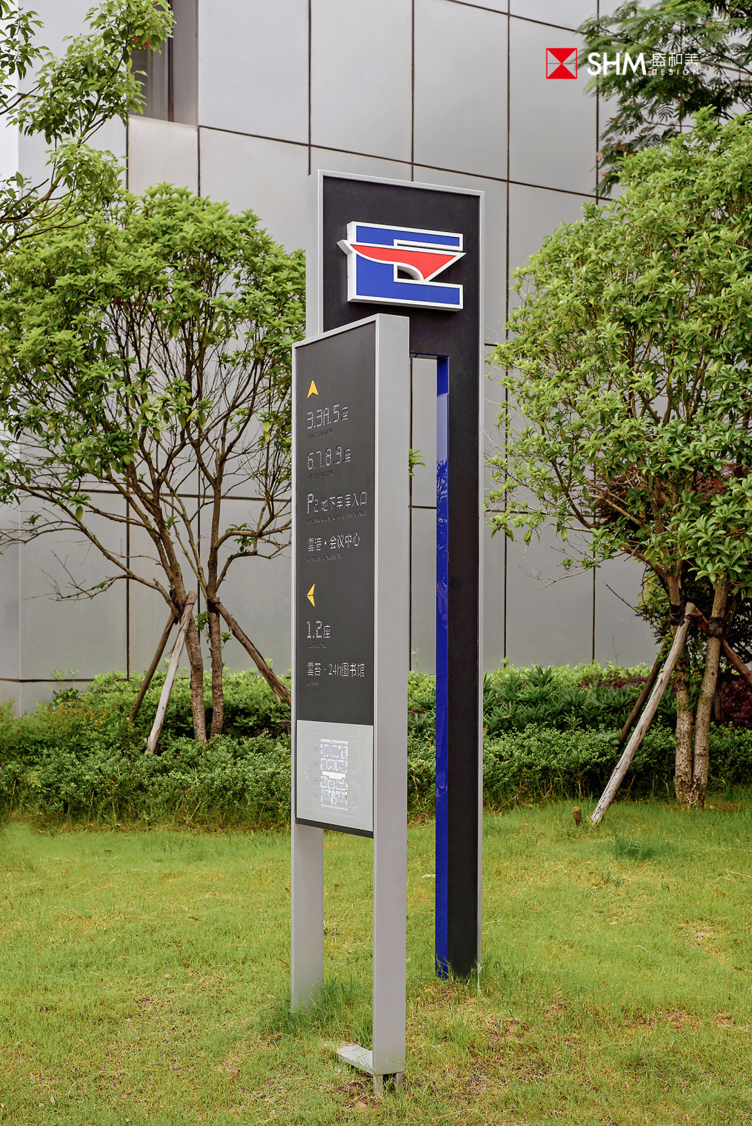 导视设计整体以"互通之门"为造型设计理念,结合可塑材料,多媒体新技术