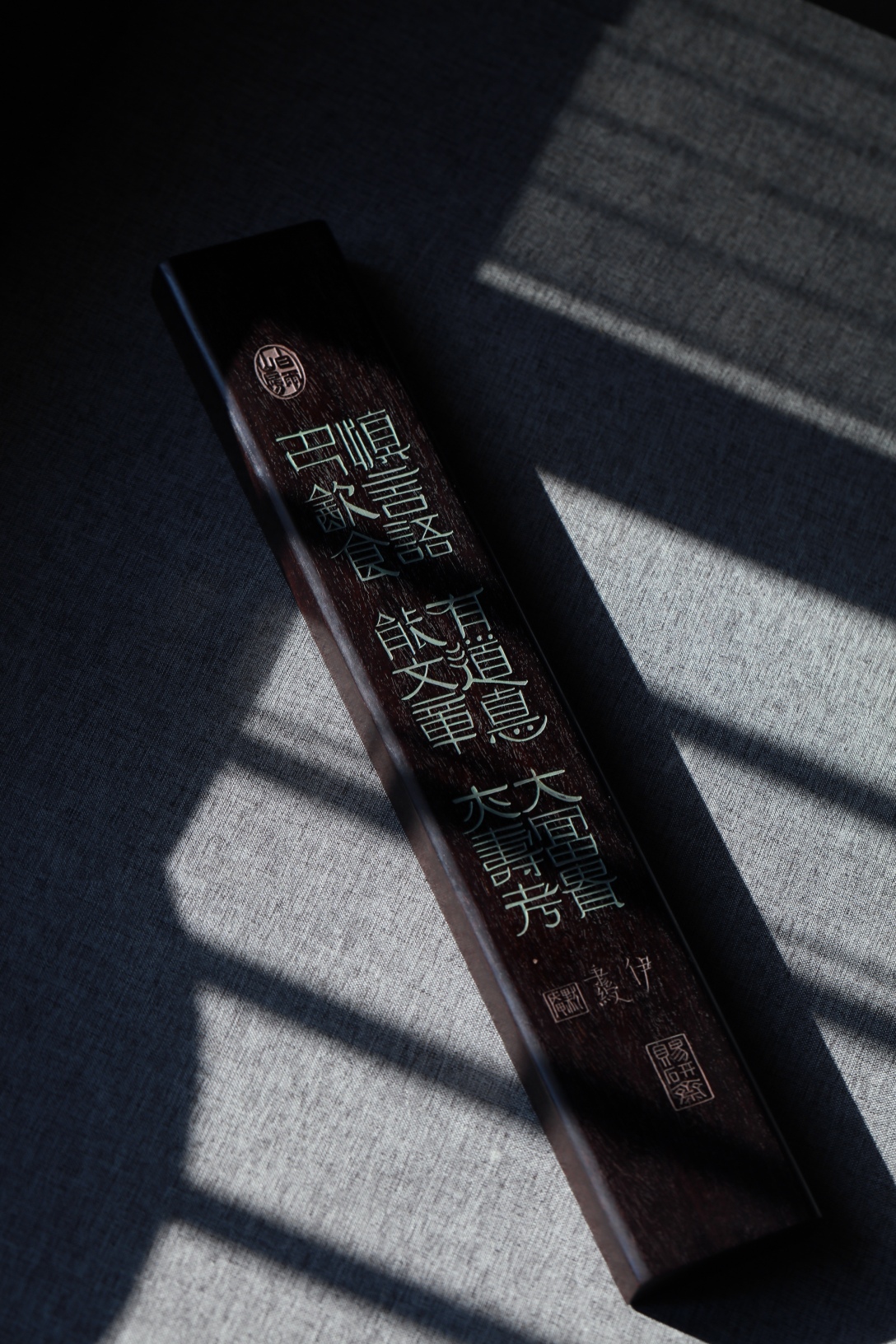 小叶紫檀手刻镇尺