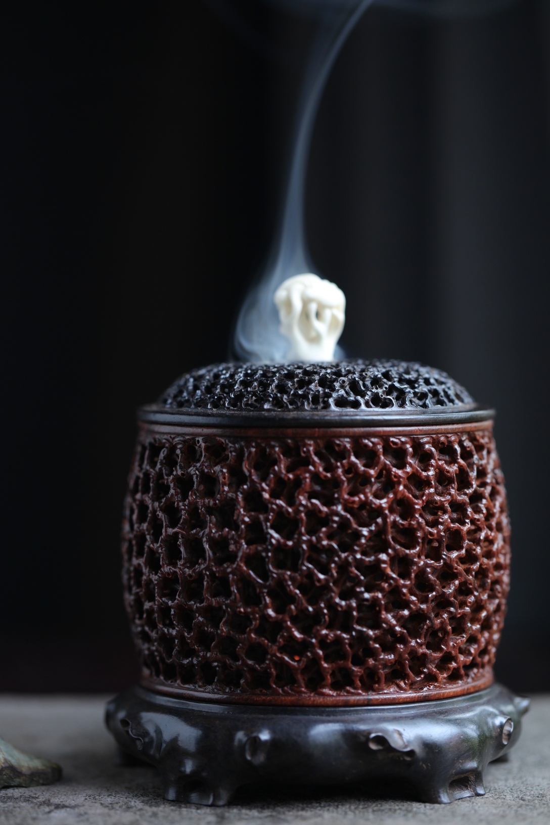 小叶紫檀 | 盘根香炉评论关注福建省  |  福州市产品设计师-造物成镜