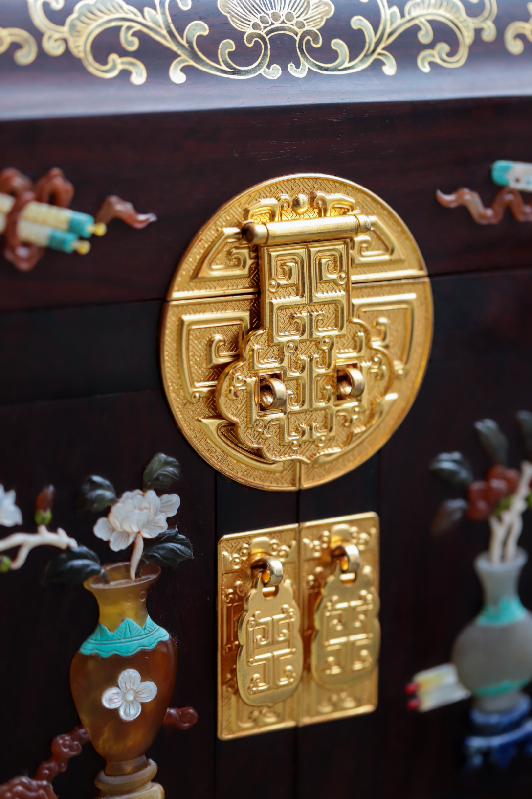 小叶紫檀百宝描金官皮箱