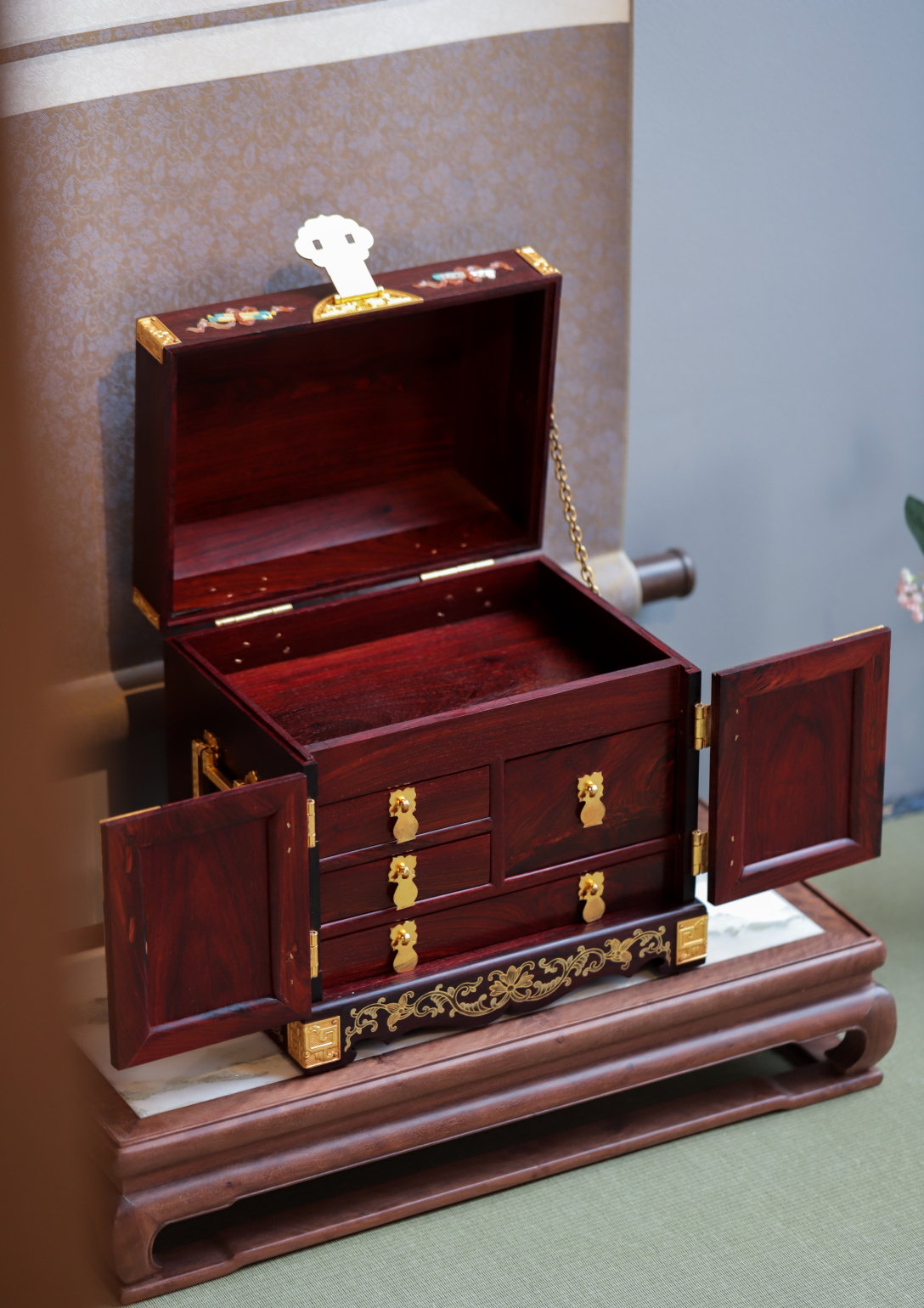 小叶紫檀百宝描金官皮箱